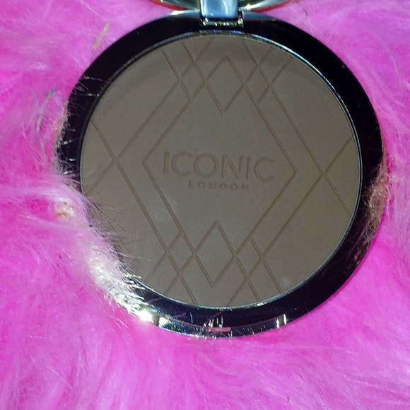 Iconic London Ultimate Bronzing Powder - Picture 3 of 5